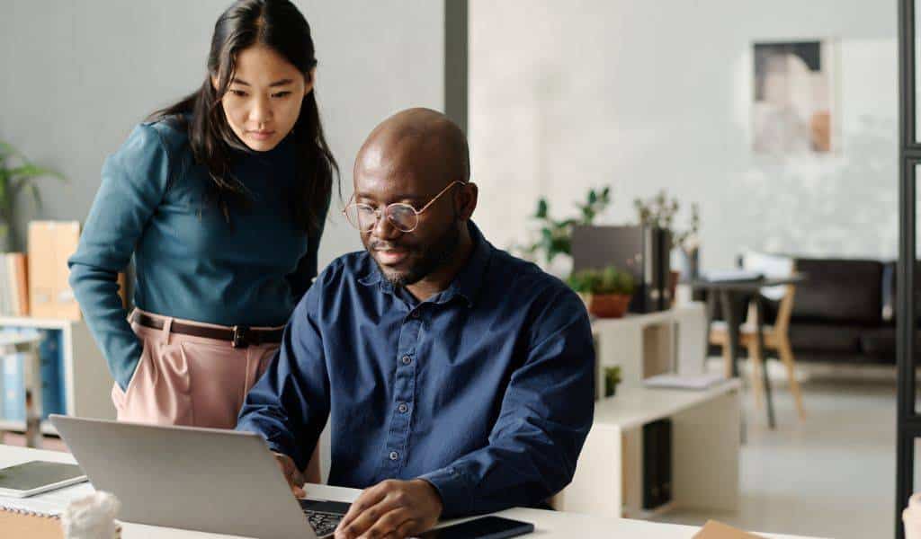 A diferença entre empresas que crescem e as que só “existem” na internet hoje