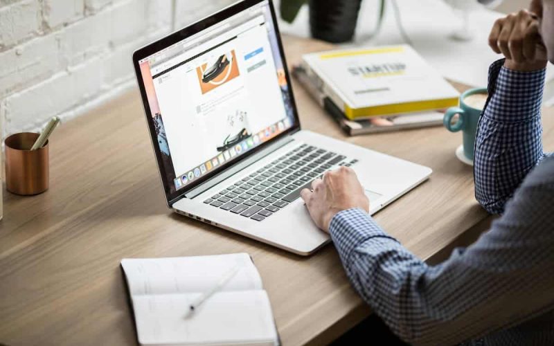 93% dos consumidores olham o site da empresa antes de decidir