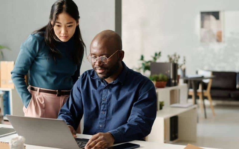 A diferença entre empresas que crescem e as que só “existem” na internet hoje